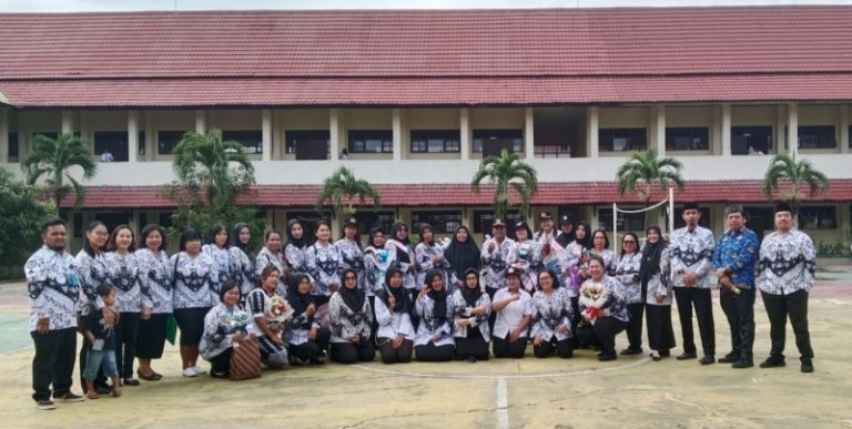 SMK Negeri 2 Palangka Raya Gelar Upacara Bendera Peringati Hari Guru Tahun 2023