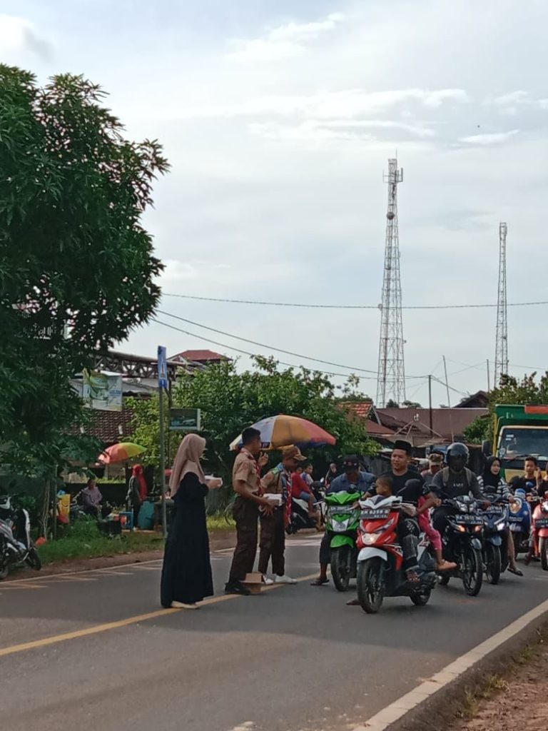 Berbagi Takjil Gratis oleh Anggota OSIS dan Pramuka SMK Negeri 1 Cempaga