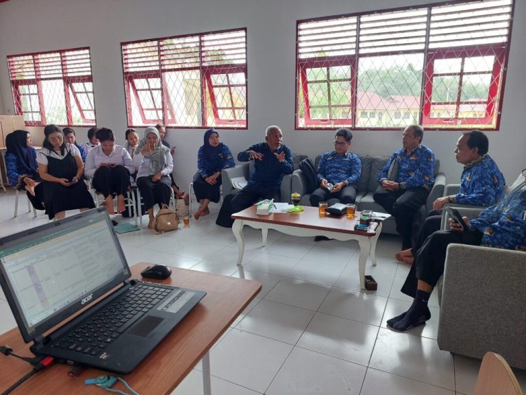 Rapat Dewan Guru SMAN 5 Buntok Bersama Pengawas Sekolah Bahas Rapor Mutu Pendidikan