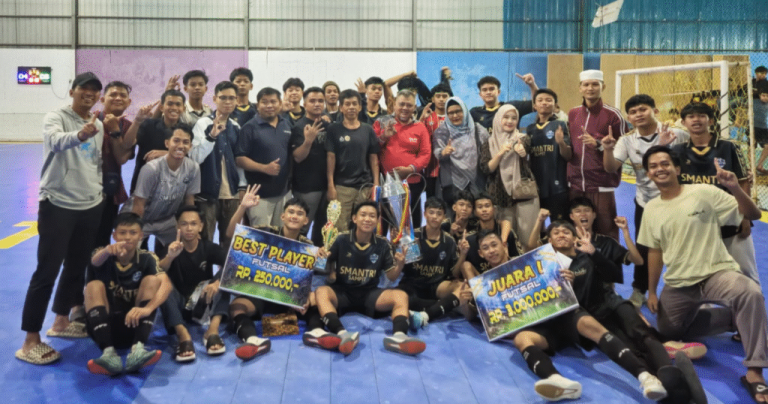 SMAN 3 Sampit Raih Juara 1 Turnamen Futsal HUT MAN Kotim