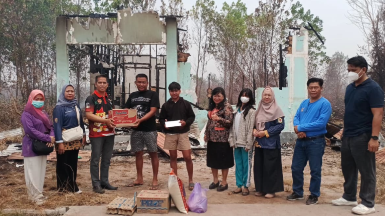 SMAN 4 Palangka Raya Berikan Bantuan kepada Siswa Terdampak Kebakaran