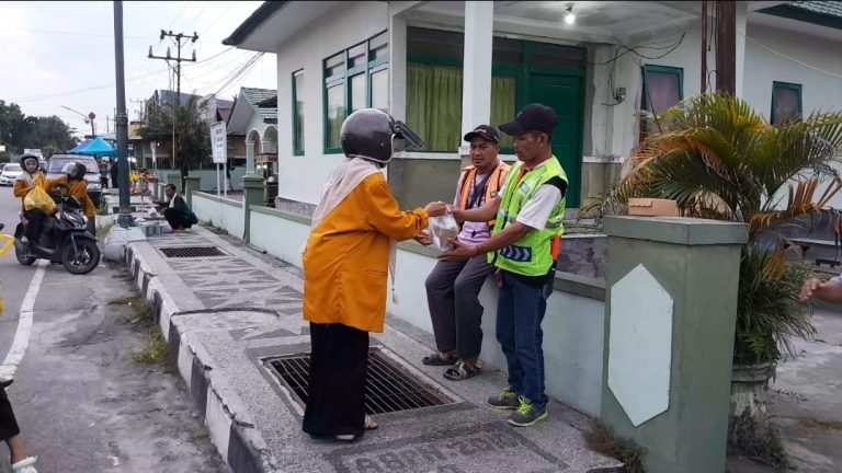 Wujudkan Kepedulian, IPM SMK Muhammadiyah Pangkalan Bun Tebar Kebaikan Lewat Aksi Berbagi Takjil